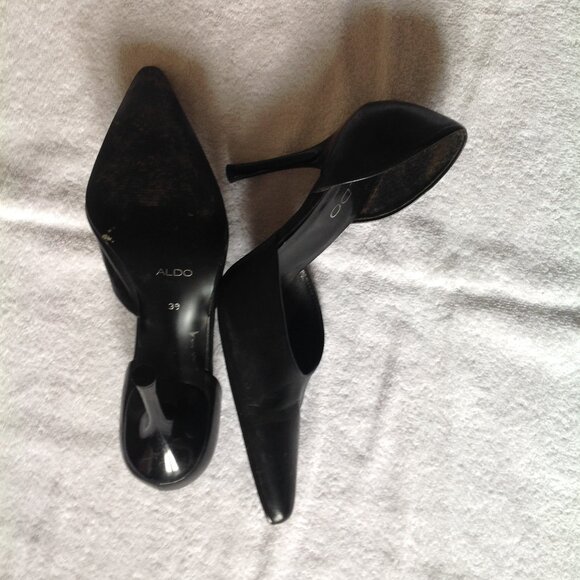 Black Pointy toed Pumps Size 9 - Picture 4 of 4
